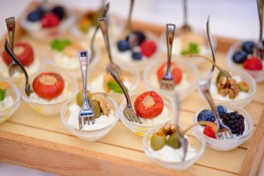 farklı aperatifler ve çatal bıçaklarla yemek masası.