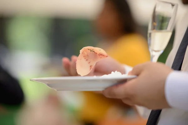 Mujer Joven Comiendo Helado Cafetería —  Fotos de Stock