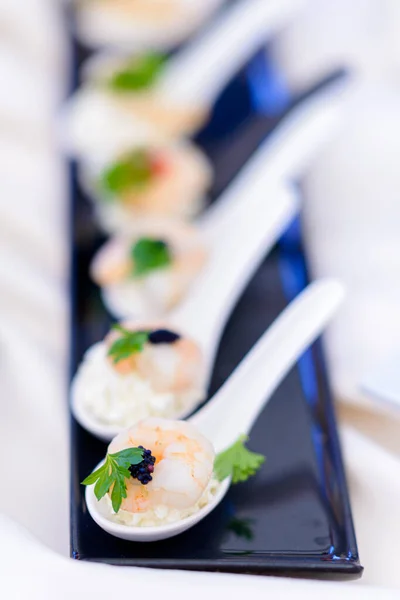 Perto Uma Chapa Sushi Com Frutos Mar Verduras — Fotografia de Stock