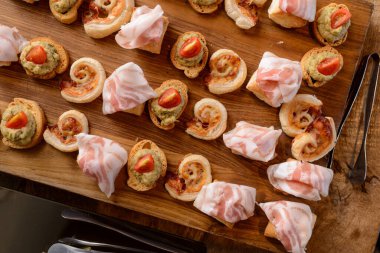 Jambon ve peynirli lezzetli mezeler.