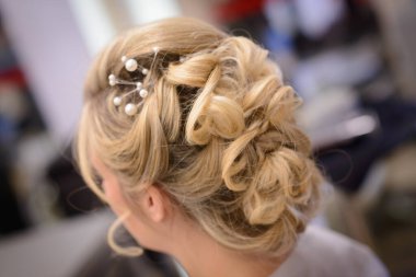 Düğünden önce gelinin saç stili.