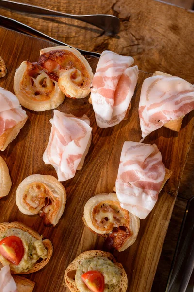 Delicioso Conjunto Aperitivos Com Presunto Queijo — Fotografia de Stock