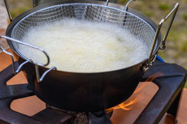 Gaz ocağında kızgın bir tencere ve kızgın yağ. 