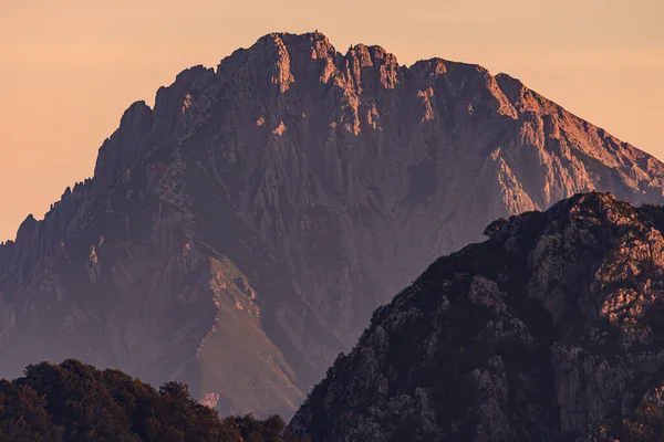 Krásný Východ Slunce Broskvových Tónech Výhledem Krajinu Hor — Stock fotografie
