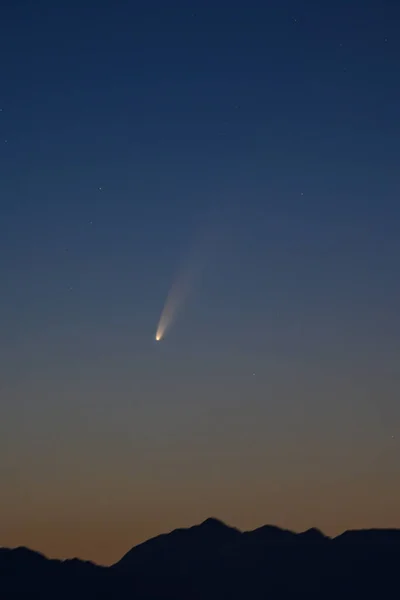 Skyline Montaña Por Noche Con Cometa Estrella Que Cae —  Fotos de Stock