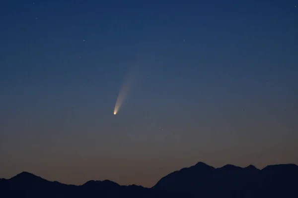 Skyline Montaña Por Noche Con Cometa Estrella Que Cae — Foto de Stock