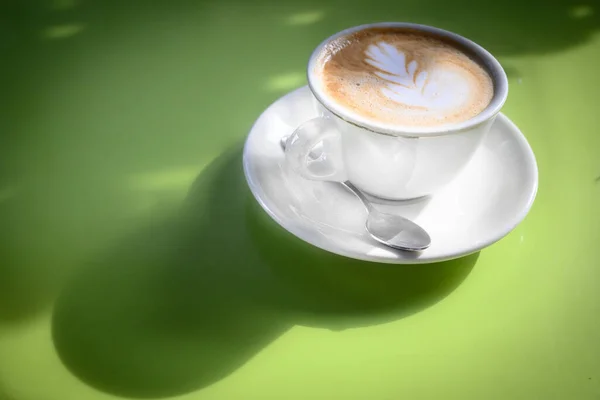 Filiżanka Kawy Stole Zielonym — Zdjęcie stockowe