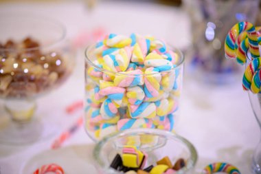  Şekerler, lolipoplar ve diğer şekerlerle sofra kurulumu