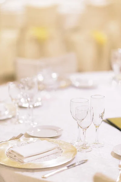 白ワイングラスと赤バラのウェディングテーブルセッティング — ストック写真
