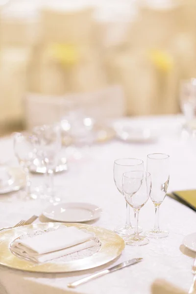 Definição Mesa Casamento Com Copos Vinho Branco Rosa Vermelha — Fotografia de Stock