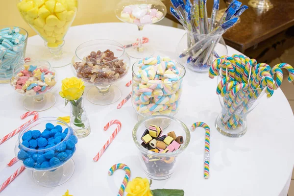 Şekerler Lolipoplar Diğer Şekerlerle Birlikte Doğum Günü Partisi Masası — Stok fotoğraf
