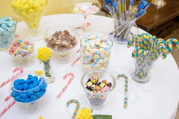 Ajuste Mesa Fiesta Cumpleaños Con Dulces Piruletas Otros Dulces —  Fotos de Stock