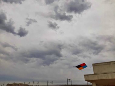 Gökyüzündeki bulutların resmi