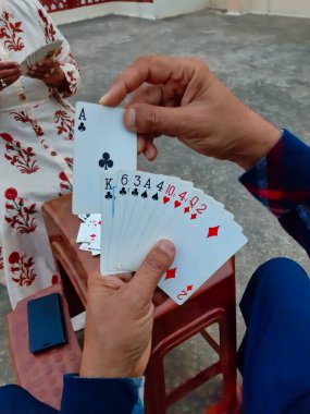 Kart oynayan bir kişinin resmi