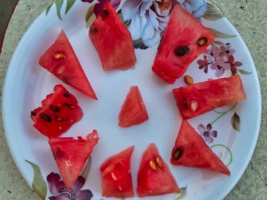 Tabakta saklanmış karpuz dilimleri resmi. Karpuz zengin bir C vitamini kaynağıdır.