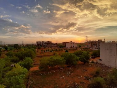 Akşam çekilen gökyüzündeki bulutların resmi