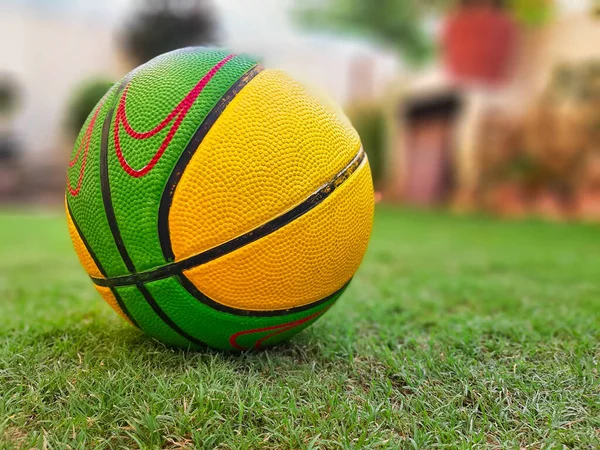 Jaipur, Hindistan-Circa 2020: Basketbol sahasında bir basketbol resmi