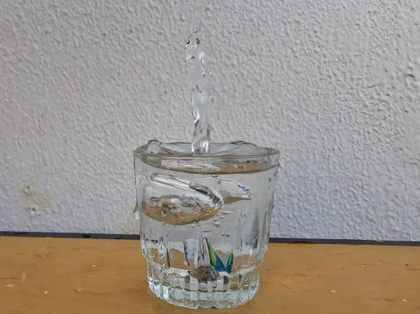 Bild Vattenstänk Som Kommer Genom Glas Vatten — Stockfoto