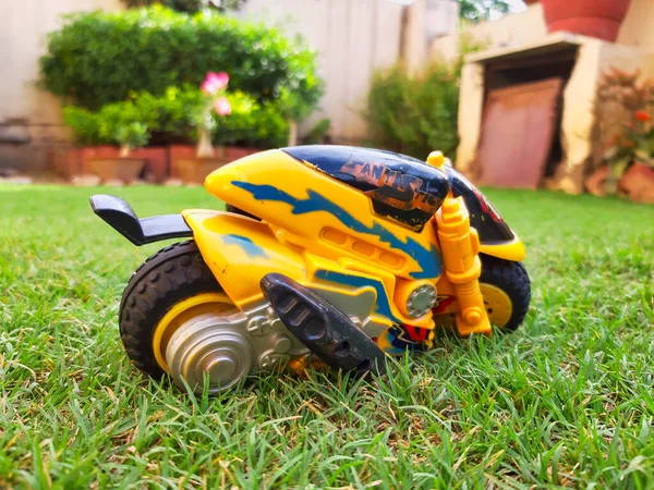 Jaipur, Hindistan-Circa 2020: Spor bisikletinin bir tarlaya park edilmiş fotoğrafı