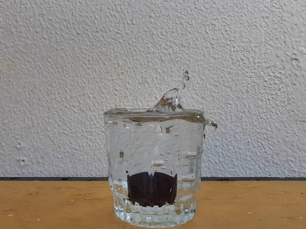 Foto Van Een Plons Water Die Door Een Glas Water — Stockfoto