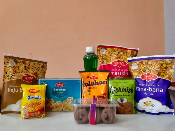 Jaipur, India-Circa 2020: Market eşyaları sergilenmekte. Corona virüsü salgını sırasında market ürünleri satışları yüksek.