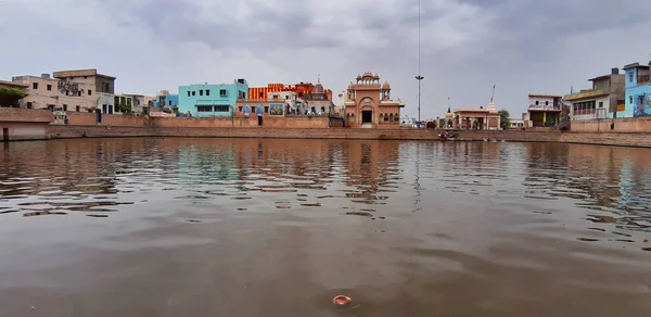 インド ゴーダンの湖の写真曇りの日に撮影 — ストック写真