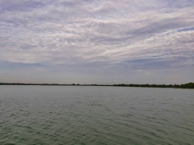 Bulutlu bir günde çekilmiş bir plaj fotoğrafı