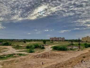 Bulutlu bir günde çekilmiş bir plaj fotoğrafı