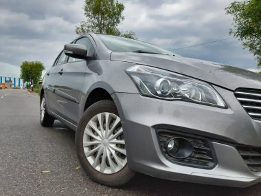 Jaipur, Hindistan-Circa 2020: Maruti Suzuki Ciaz 'ın bulutlu bir günde çekilmiş fotoğrafı