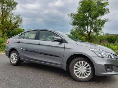 Jaipur, Hindistan-Circa 2020: Maruti Suzuki Ciaz 'ın bulutlu bir günde çekilmiş fotoğrafı