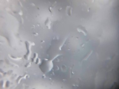 Bardaktaki su damlalarının resmi