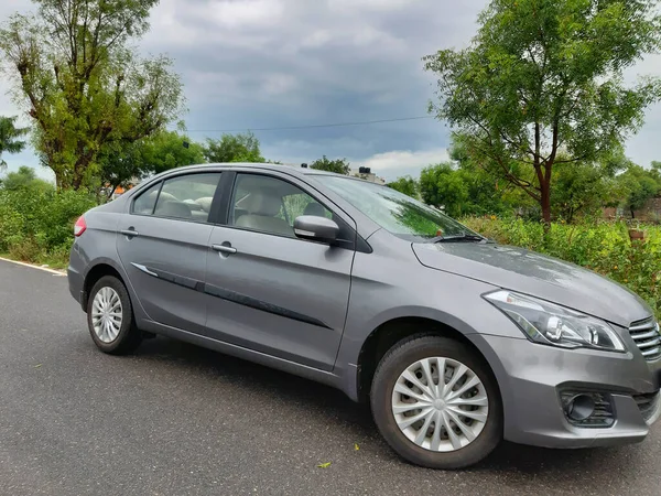 Jaipur, Hindistan-Circa 2020: Maruti Suzuki Ciaz 'ın bulutlu bir günde çekilmiş fotoğrafı