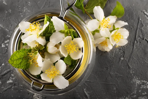 Yasemin çayı. Yasemin çiçekleri metal elek içinde demlenir. Çift alt fincan. Çiçek çayı..