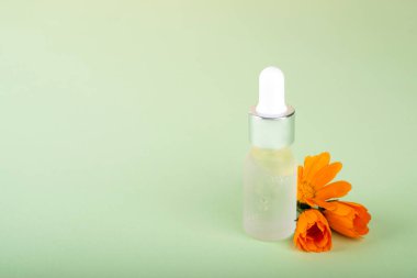 Hyaluronik asitle dolu bir şişe. Güzellik, yüz bakımı kişisel bakım için kozmetik.