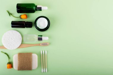 Hyaluronik asitle dolu bir şişe. Güzellik, yüz bakımı kişisel bakım için kozmetik.