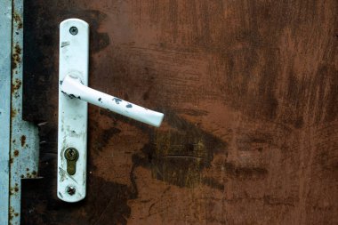 Doku yüzeyi çatlamış, pürüzlü. Arkaplan resmi