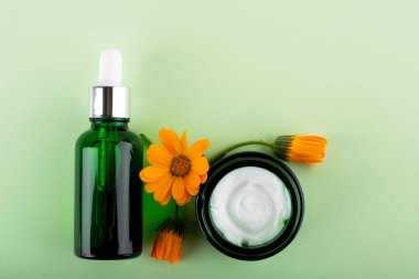 Hyaluronik asitle dolu bir şişe. Güzellik, yüz bakımı kişisel bakım için kozmetik.