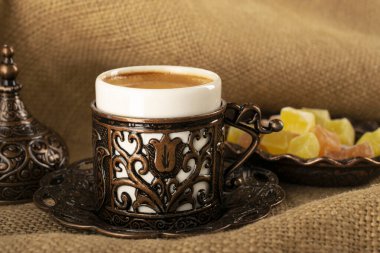 Türk kahvesi. Geleneksel oryantal demitasse desenli bakır bardak, oryantal tatlılar rahat lokum