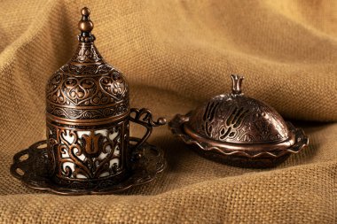 Türk kahvesi. Geleneksel oryantal demitasse desenli bakır bardak, oryantal tatlılar rahat lokum