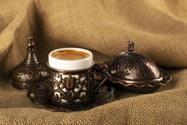 Türk kahvesi. Geleneksel oryantal demitasse desenli bakır bardak, oryantal tatlılar rahat lokum