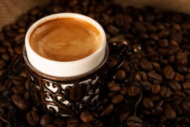 Türk kahvesi. Geleneksel oryantal demitasse desenli bakır bardak, oryantal tatlılar rahat lokum