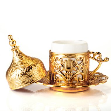 Türk kahvesi. Geleneksel oryantal demitasse desenli bakır bardak, oryantal tatlılar rahat lokum