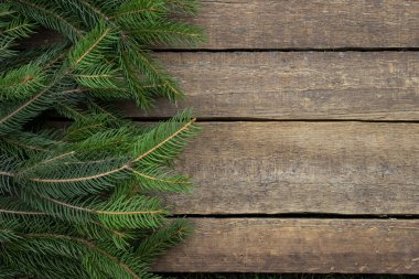 Noel ağacı süslemeleri ve ladin dallarının Noel kompozisyonu. Koyu ahşap kaplama arka plan. Kopyalama. Yeni Yıl.