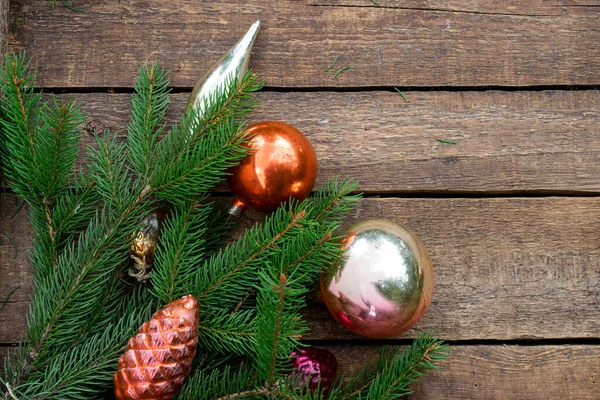 Composición Navideña Decoraciones Árboles Navidad Ramas Abeto Fondo Textura Madera — Foto de Stock