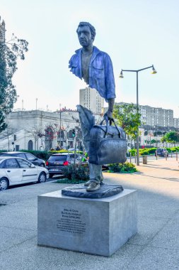 Marsilya, Fransa - 6 Ocak 2019: Bruno Catalano 'nun büyüleyici bir heykeli Marsilya şehir merkezini süslüyor. Gezginler için anıt