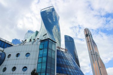 Moskova, Rusya - 29 Mart 2017: Kasvetli gökyüzüne karşı modern kurumsal binaların tepesi. Moskova Uluslararası İş Merkezi (Moskova Şehri) yüksek binalar ve gökdelenler)