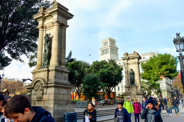 Βαρκελώνη Ισπανία Ιανουαρίου 2019 Plaza Catalunya Σιντριβάνι Περιστέρια Γλυπτά Και — Φωτογραφία Αρχείου