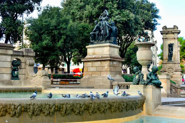 Barcelona Spanien Januar 2019 Plaza Catalunya Mit Brunnen Tauben Skulpturen — Stockfoto