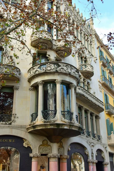 Barselona, İspanya - 7 Ocak 2019: İspanya 'nın en büyük mimarı Gaudi' nin evlerini tasarladı ve inşa etti.