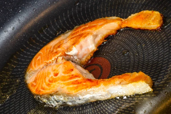ローストパンのジューシーなサーモンステーキ フィールドの浅い深さ — ストック写真